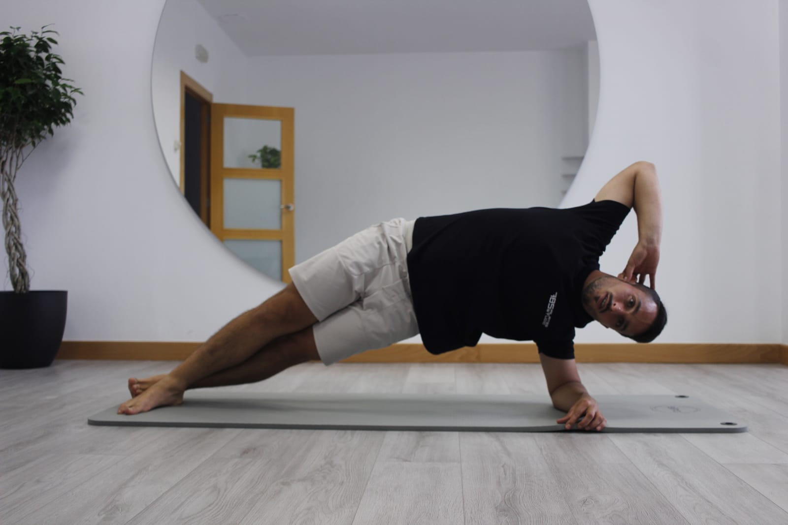 Plancha lateral en suelo en el estudio 785
